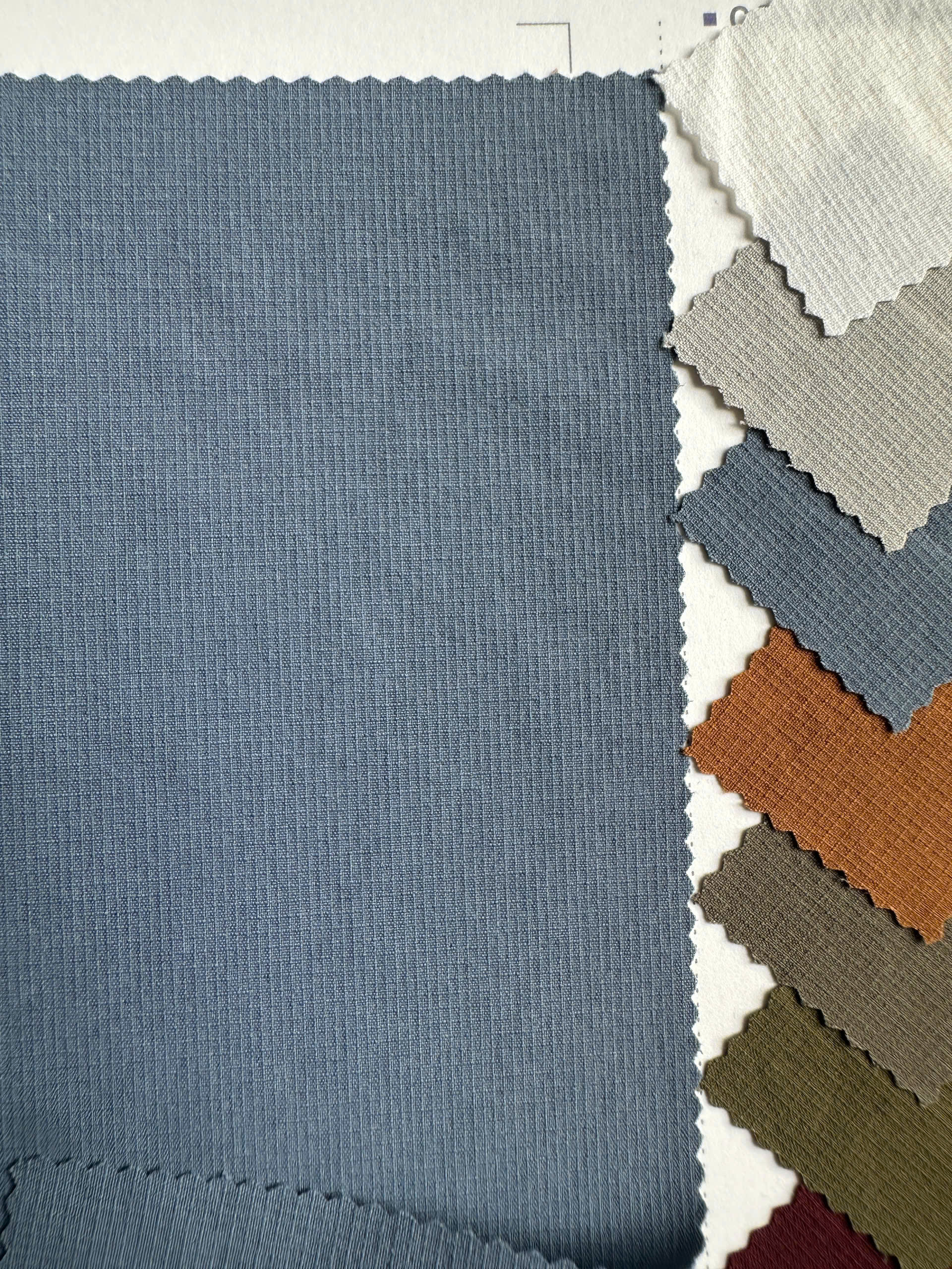 Vải Islet Textile có bề mặt mịn, lý tưởng cho các trang phục thể thao ngoài trời.